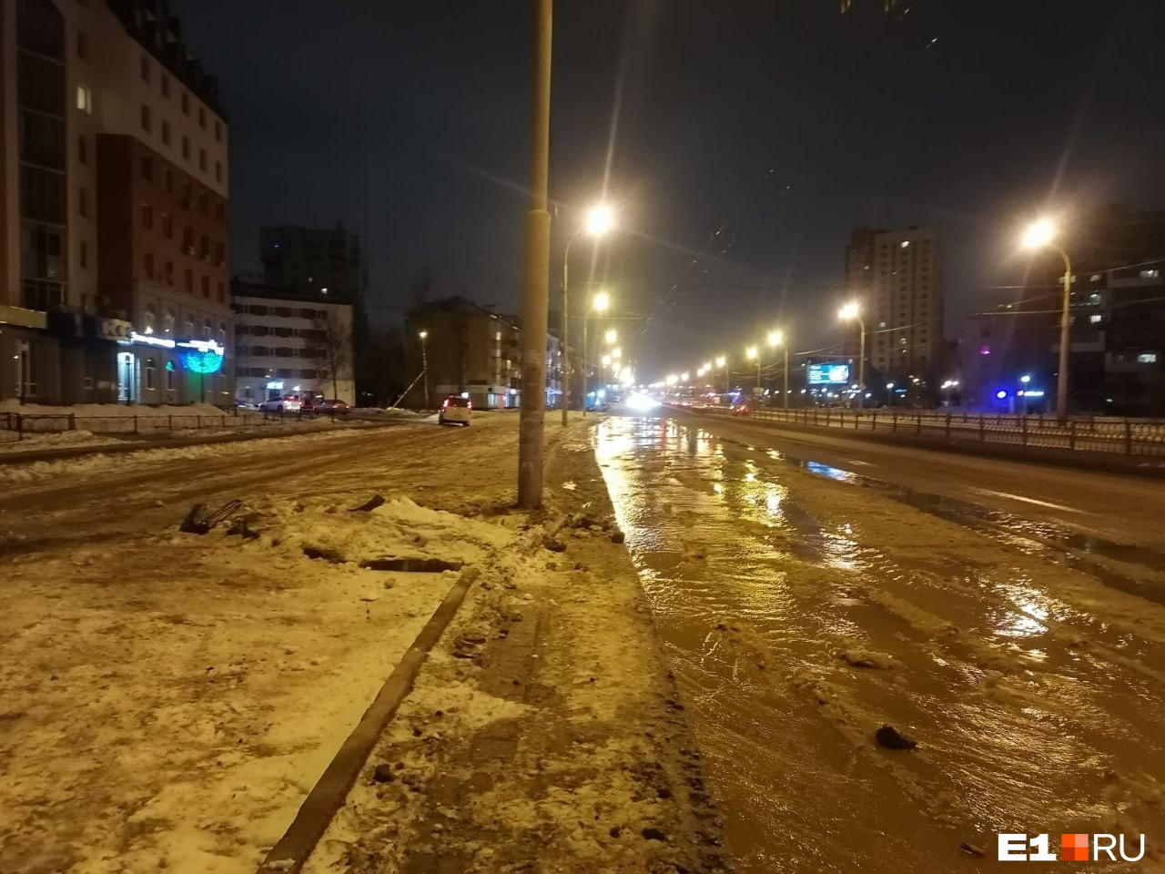 Дорога начинает покрываться льдом Дорога начинает покрываться льдом