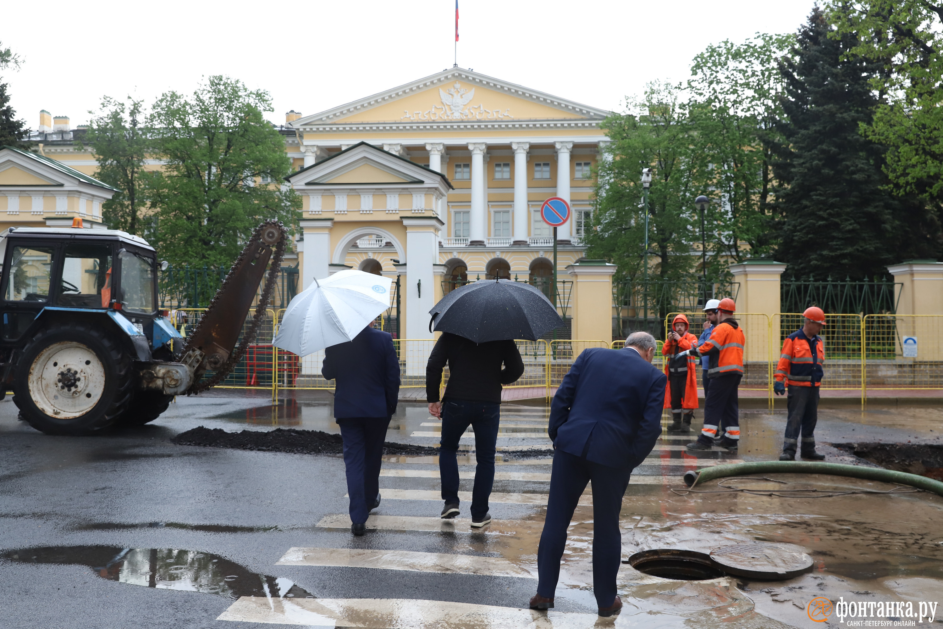 Чиновники смотрят на промоину возле входа в Смольный