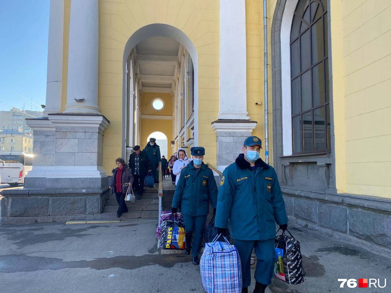 Сотрудники МЧС помогали женщинам с тяжелыми сумками Сотрудники МЧС помогали женщинам с тяжелыми сумками