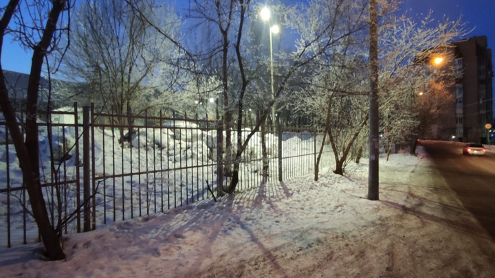 «Весной это всё будет на дороге»: жители Студгородка возмущены огромной горой снега на территории политеха