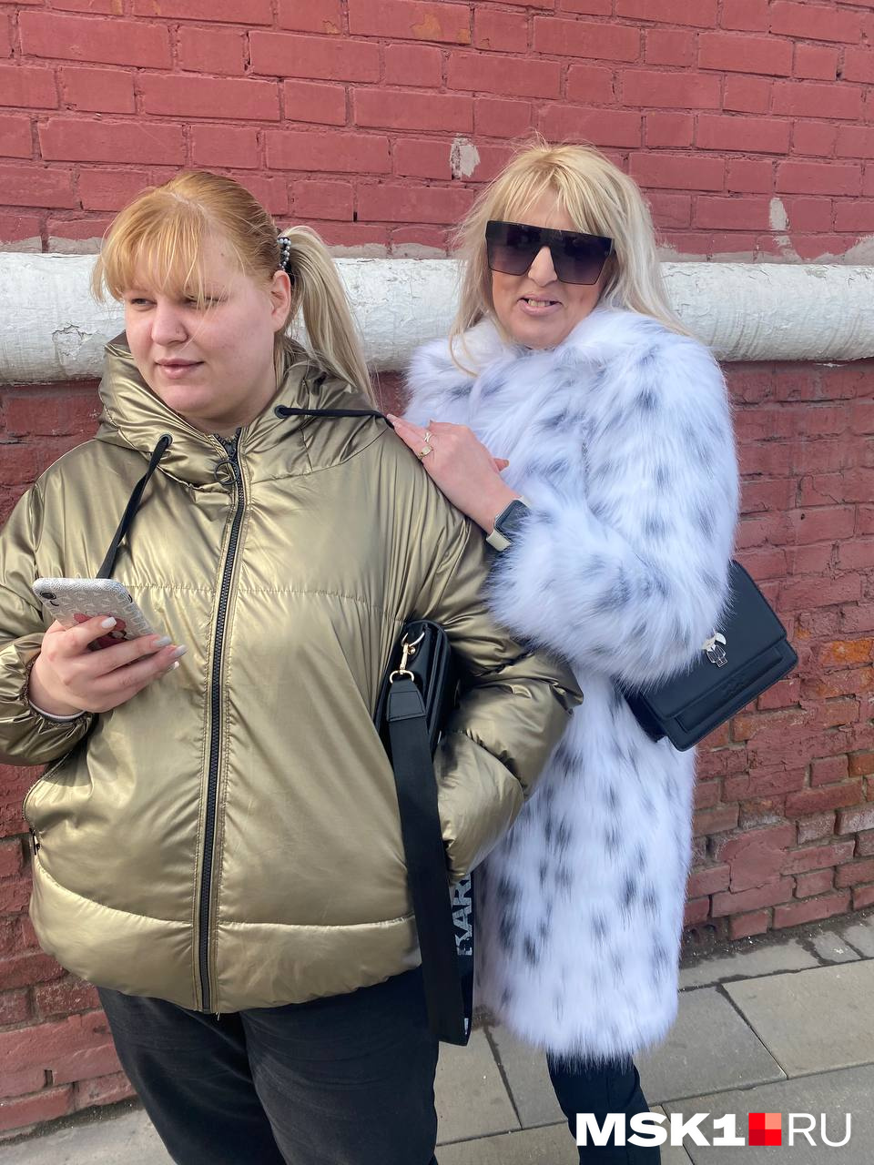 Женщина с дочкой приехала из Ростова-на-Дону к могиле дедушки Женщина с дочкой приехала из Ростова-на-Дону к могиле дедушки