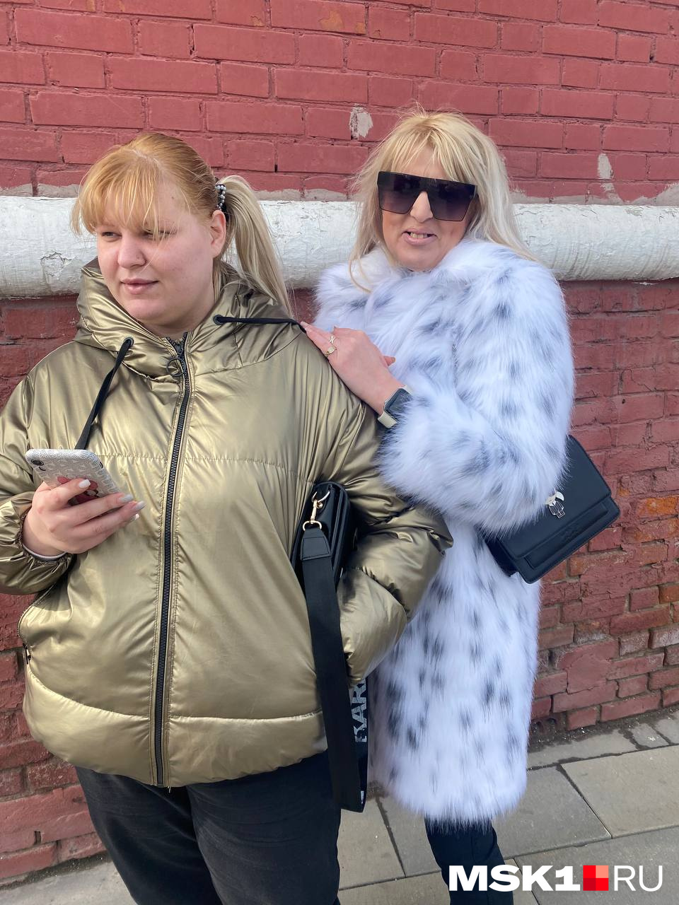Женщина с дочкой приехала из Ростова-на-Дону к могиле дедушки