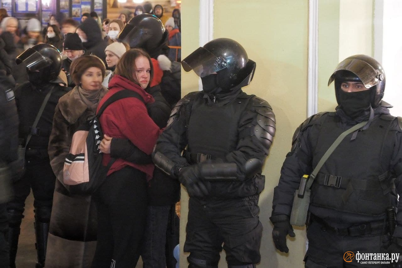 Фонтанка ру криминал. Митинг в Питере 2022. Задержания у Гостиного двора 27 февраля.