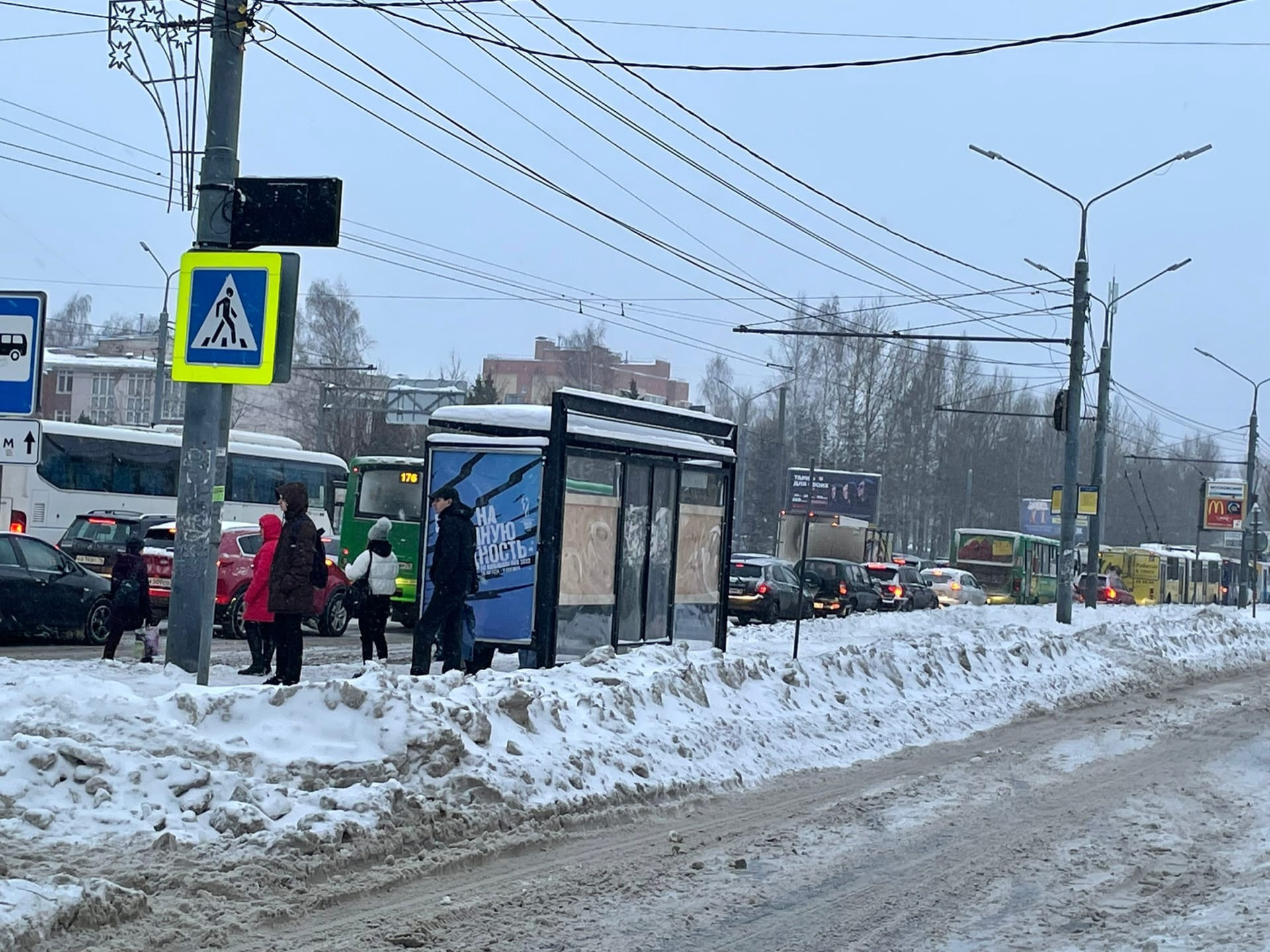 Пробки ярославль сейчас на московском. Пробки Ярославль. Пробка на Фрунзе Ярославль. Зимние пробки Ярославль. Пробка на Московском проспекте Ярославль сегодня.