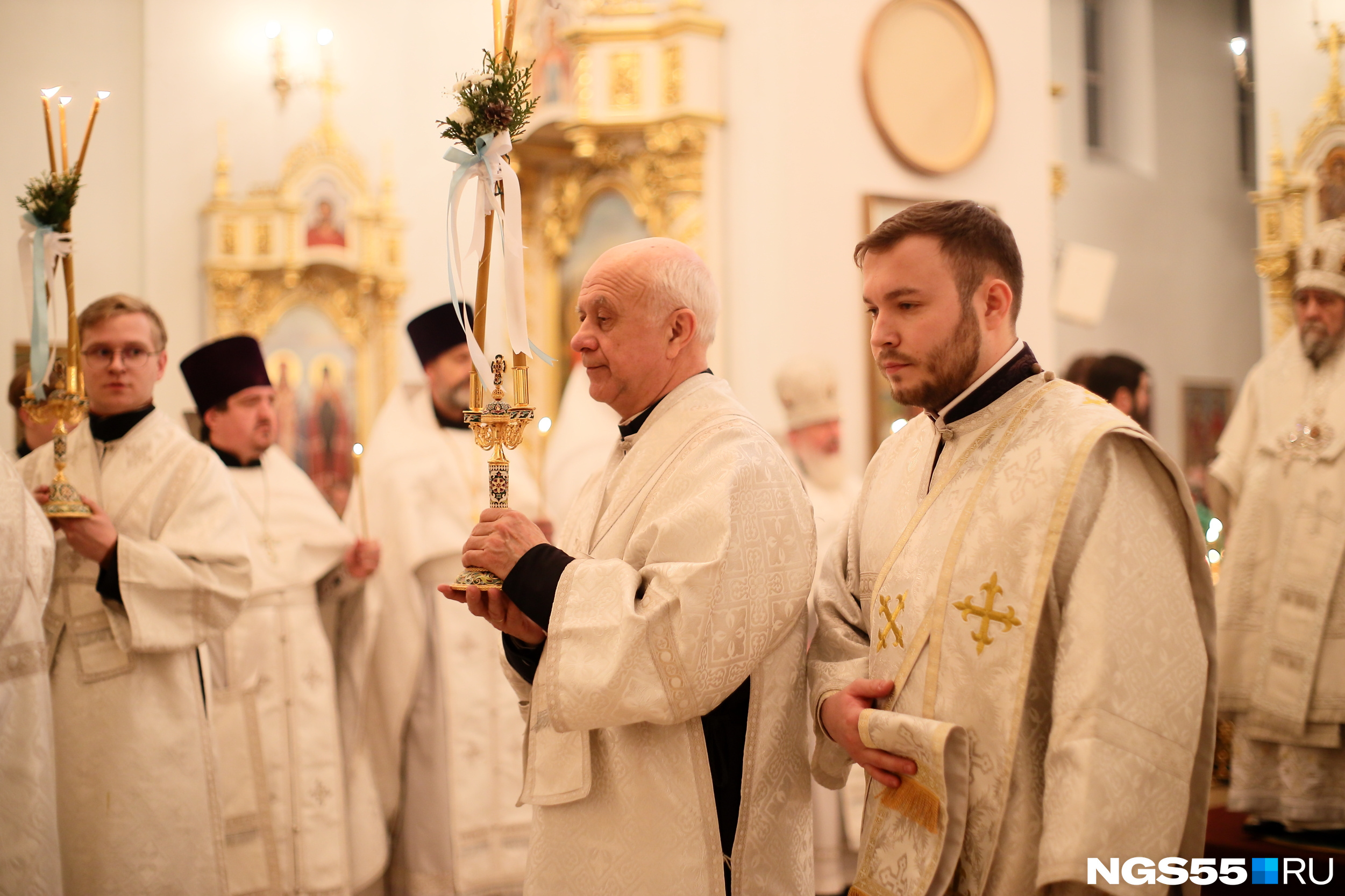 Белая одежда священников — как напоминание о пеленах младенца Христа и ангелах