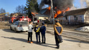 В Новом поселке под Новосибирском загорелись два дома — один человек получил ожоги