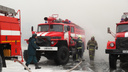 Пожарные уже шесть часов работают на загоревшихся складах с мороженым в Краснообске