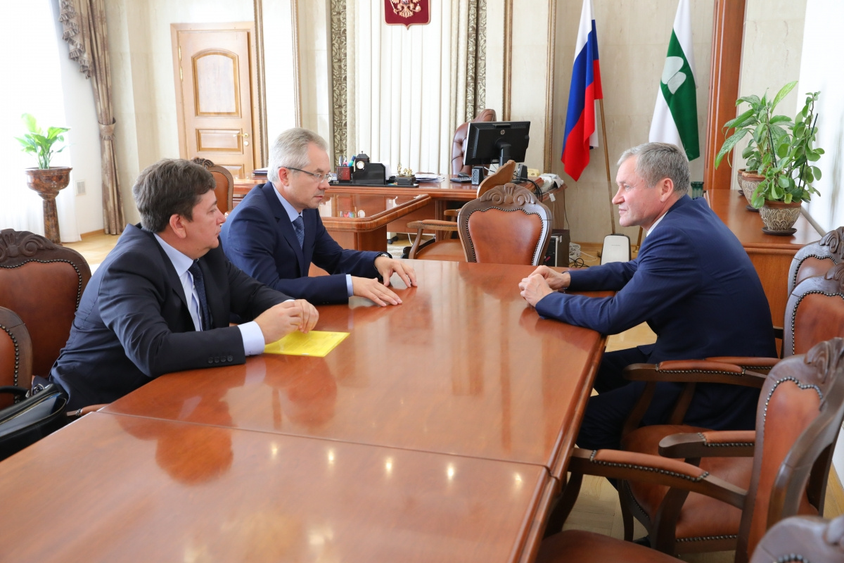 Александр Булушев на встрече с губернатором Курганской области в качестве руководителя «БитумОйл» в 2019 году
