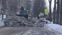 «Кому очень надо — проезжают по тротуару»: в Ярославле коммунальщики завалили дорогу снегом