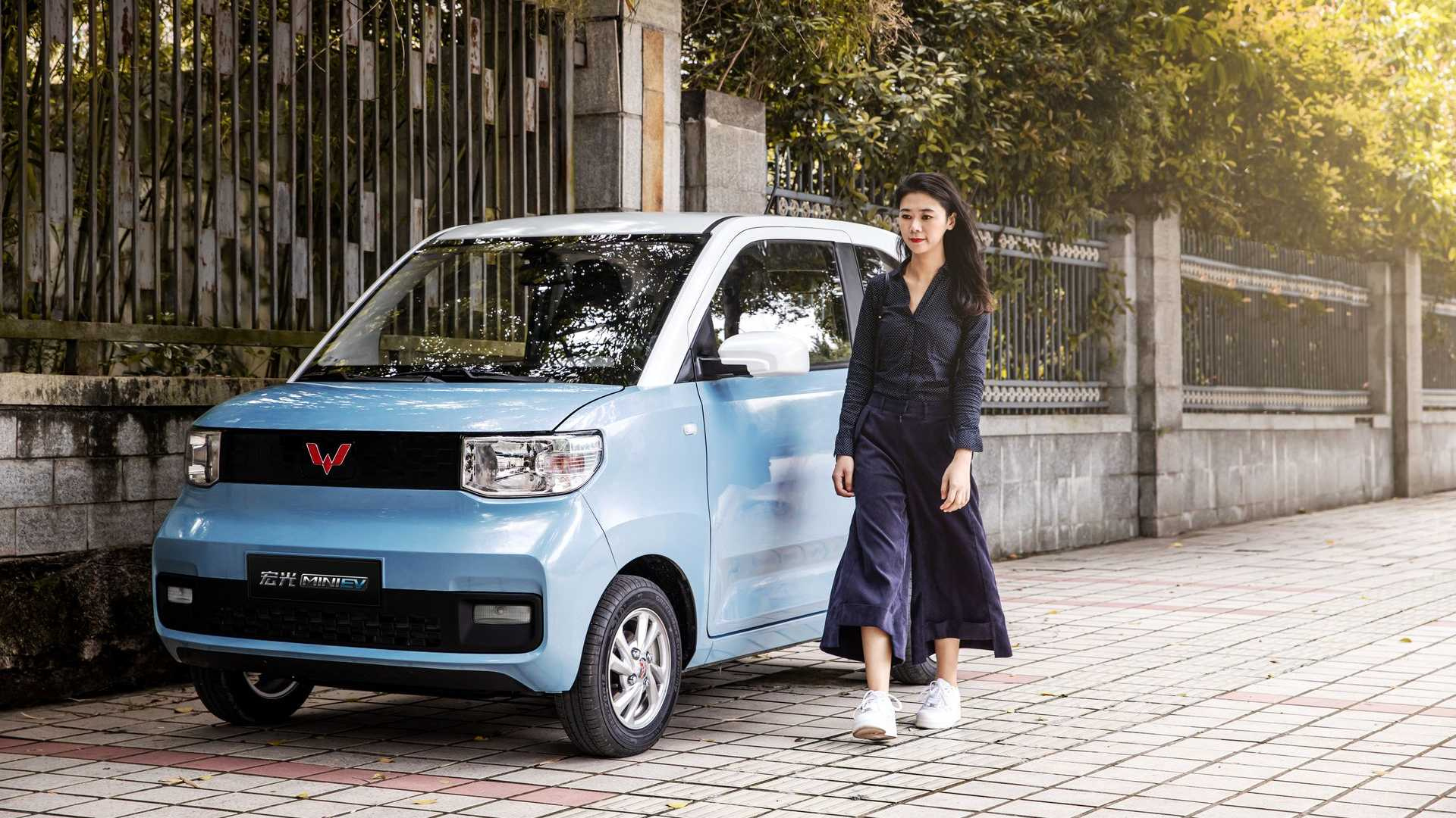 Wuling Hongguang Mini EV. Купили бы вы такой микрокар за 300 тысяч?
