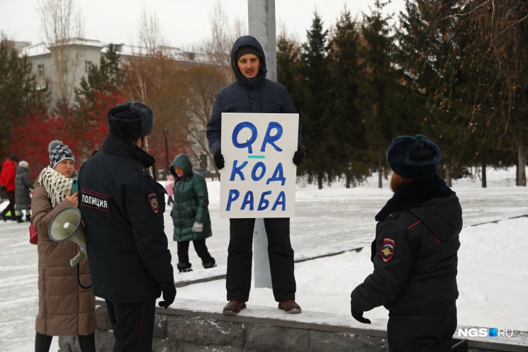 На мероприятии собирали подписи под обращением к правительству. А некоторые участники пришли с плакатами На мероприятии собирали подписи под обращением к правительству. А некоторые участники пришли с плакатами