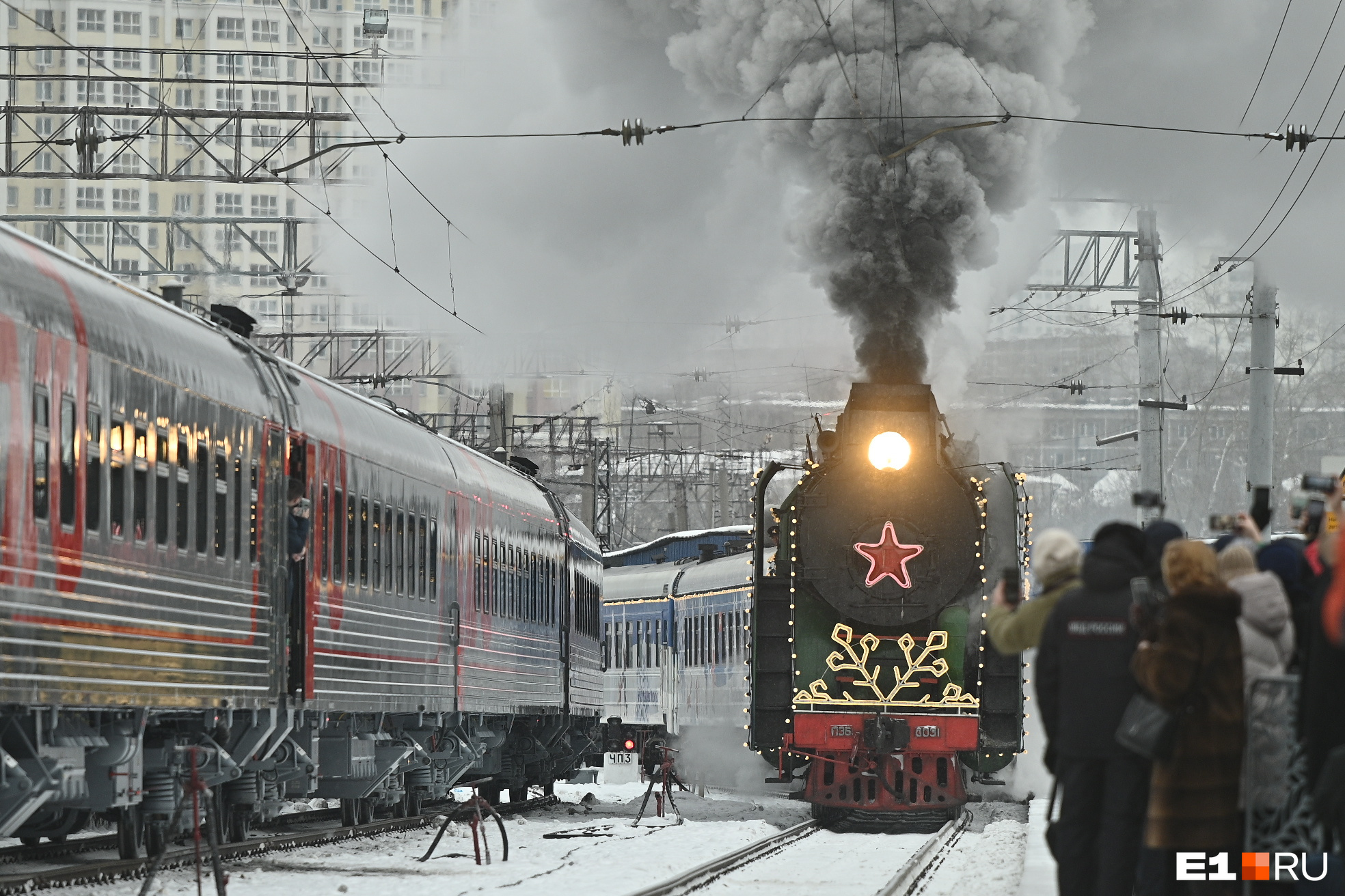 Сказка и немного политики: как Екатеринбург встречал Деда Мороза в пару и дыму