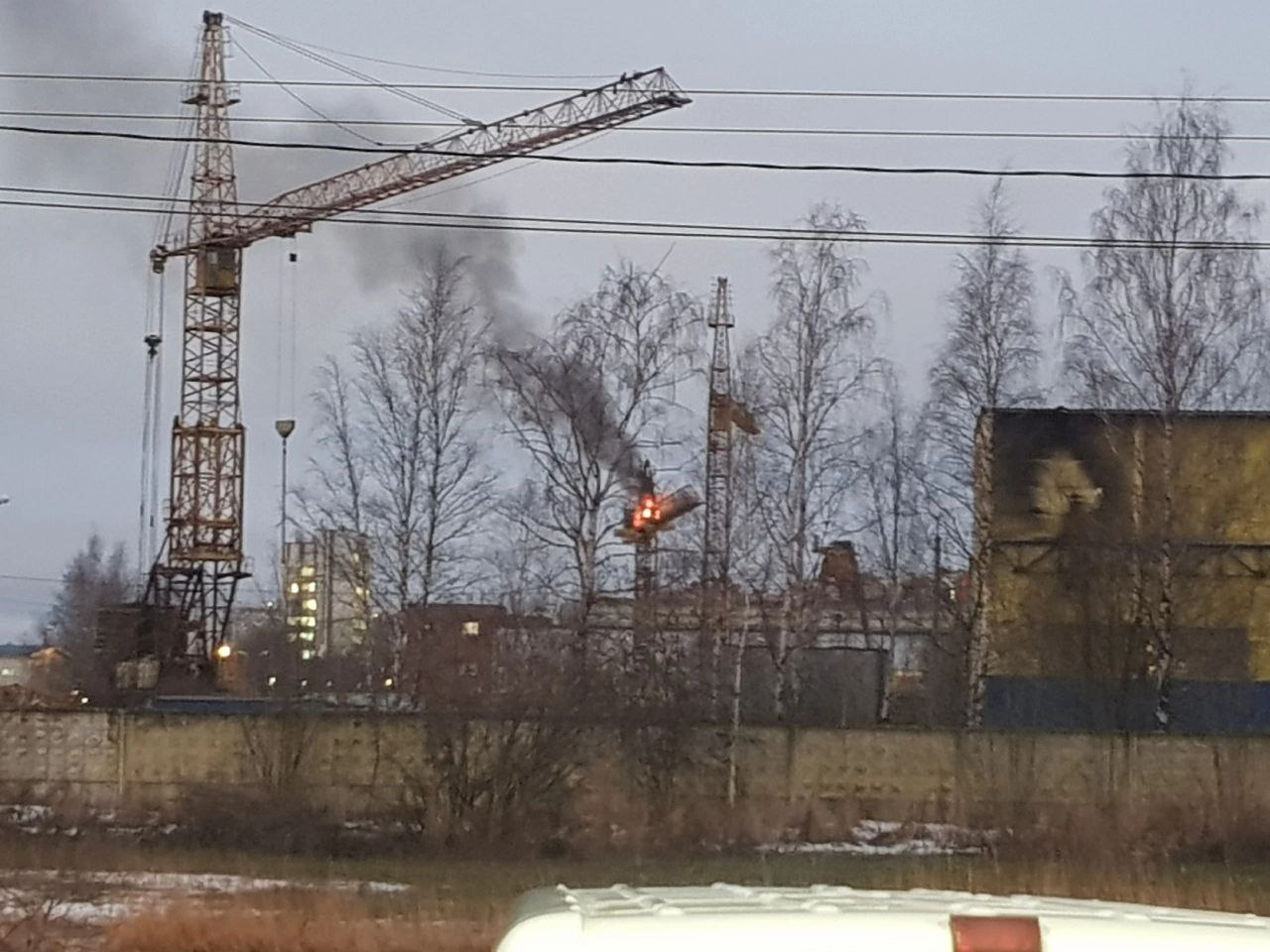На севере Петербурга горела кабина строительного крана. Крановщика не было, только его куртка