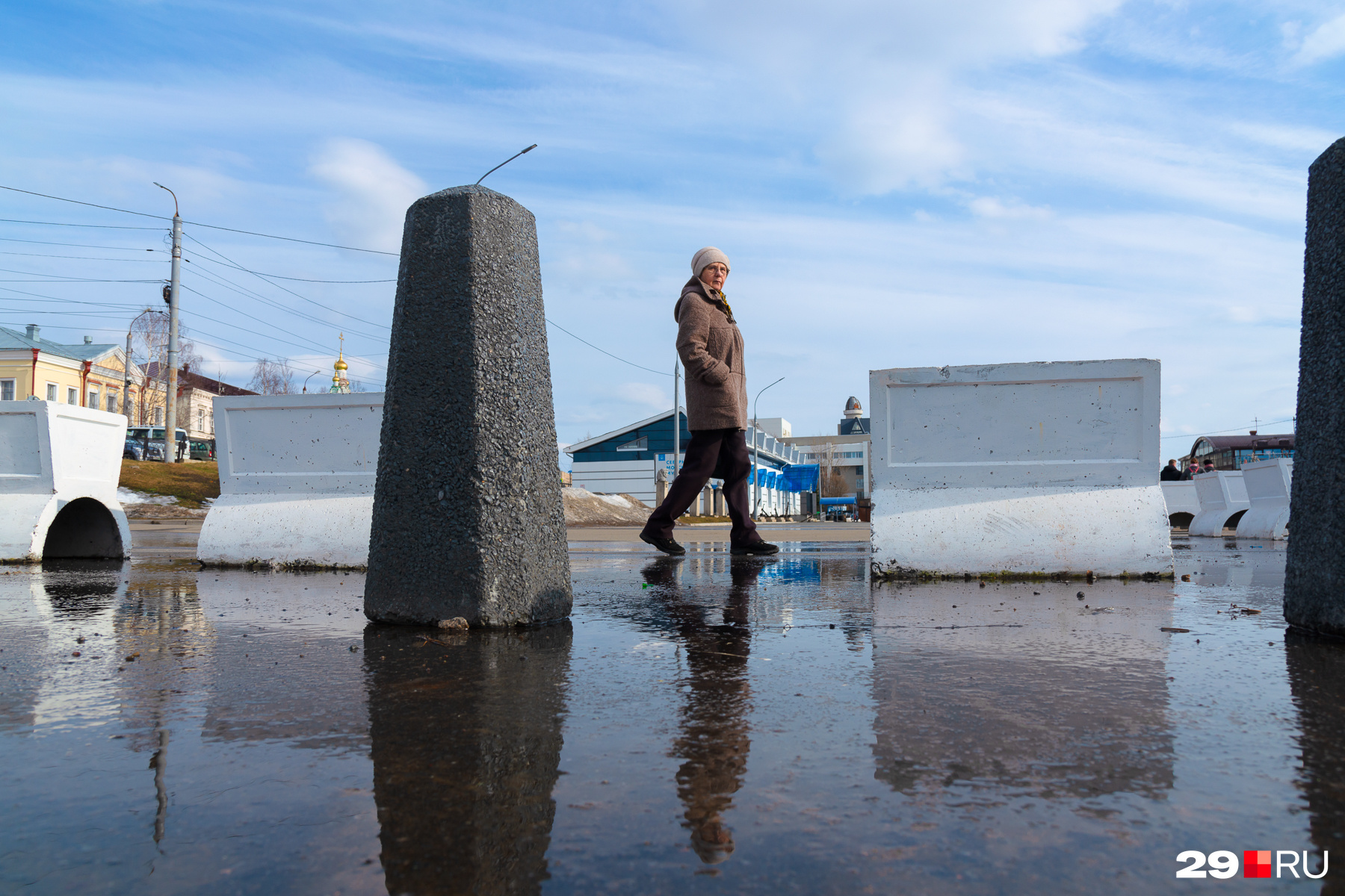 Первый луч первый дождь по весеннему арбату. Ледоход в Архангельске. Архангельск холодно. Ледоход в Архангельске 2022. Мокрый снег Весна.