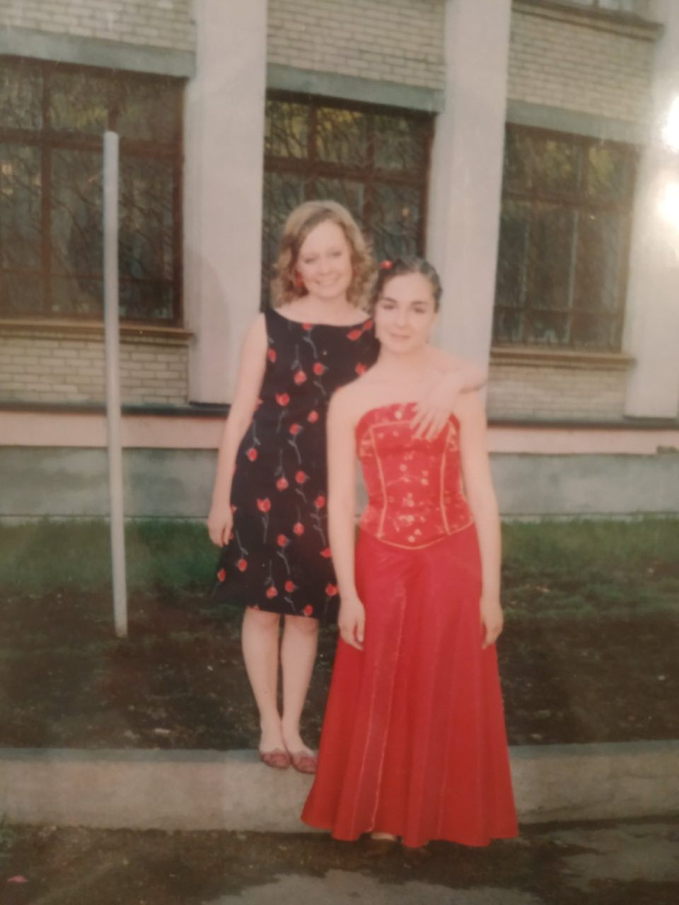 2004 год. Анна (в красном) купила платье в свадебном салоне на улице Кирова, там был отдел с вечерними нарядами 2004 год. Анна (в красном) купила платье в свадебном салоне на улице Кирова, там был отдел с вечерними нарядами
