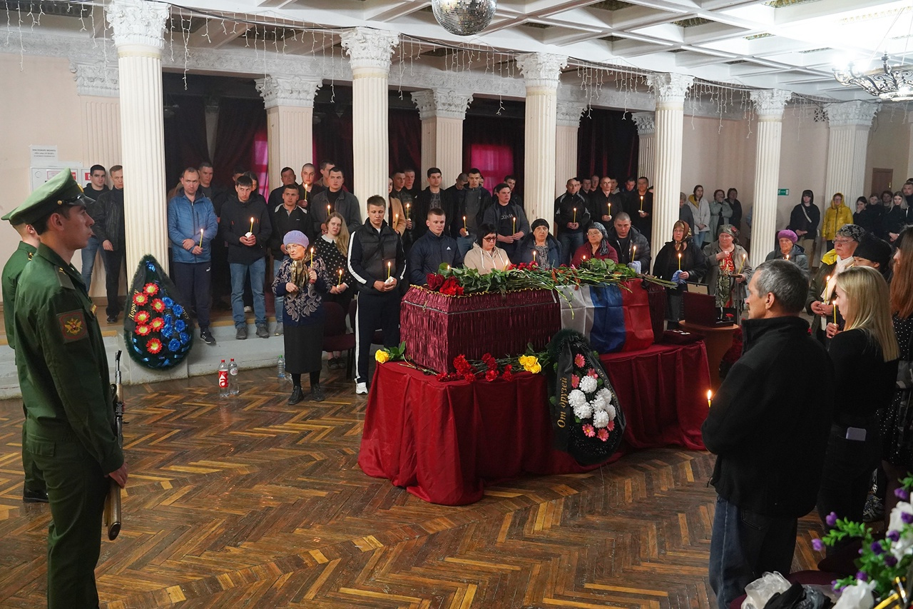После прощания Артема похоронили на городском кладбище После прощания Артема похоронили на городском кладбище