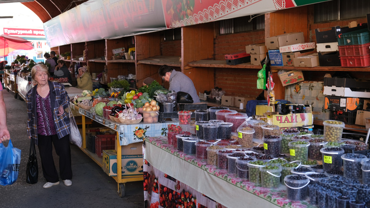 Помидоры, кабачки и очень много ягод. Что продают на продуктовых рынках Перми с дач и сколько это стоит?