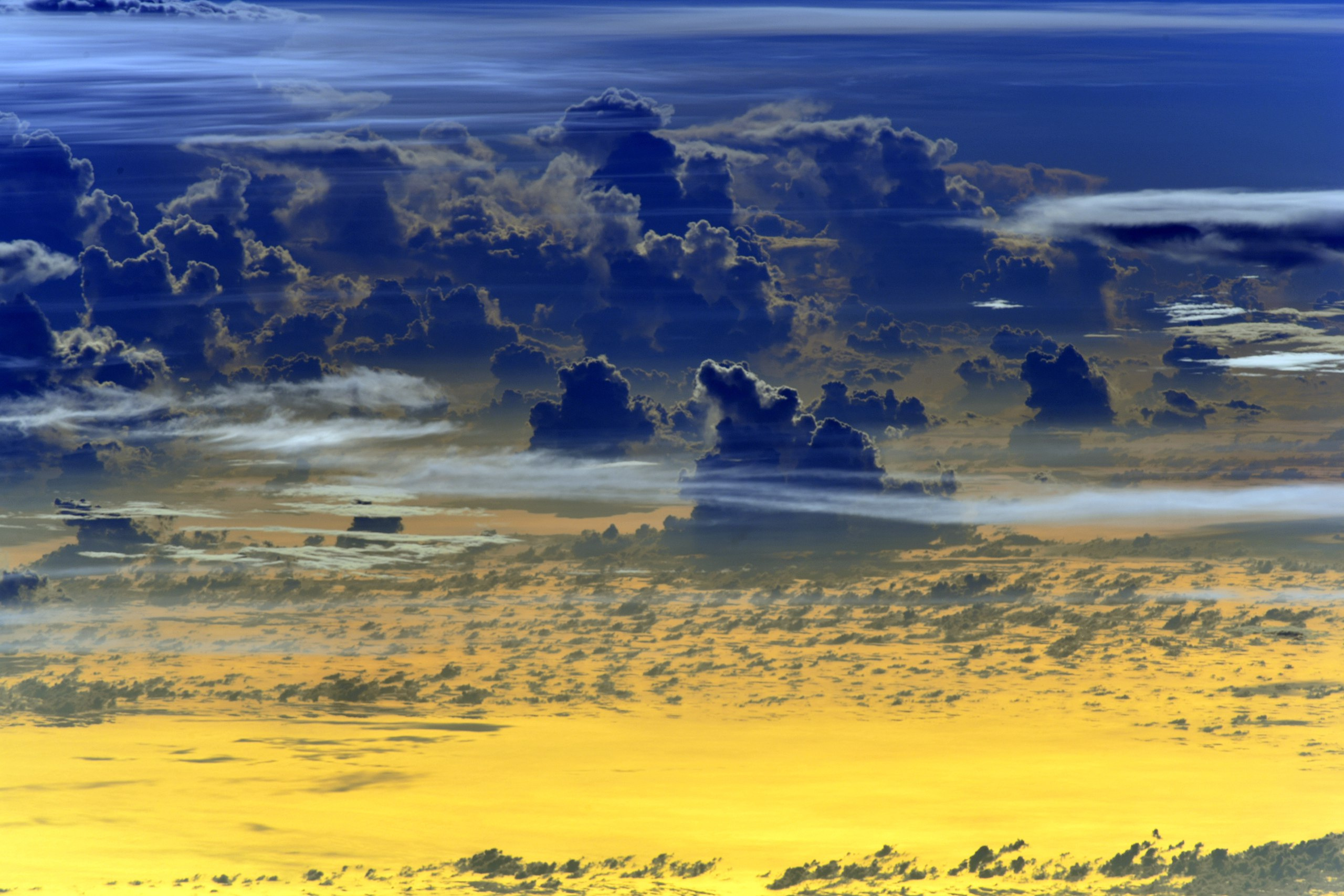 Яркие облака в объективе космонавта Сергея Рязанского