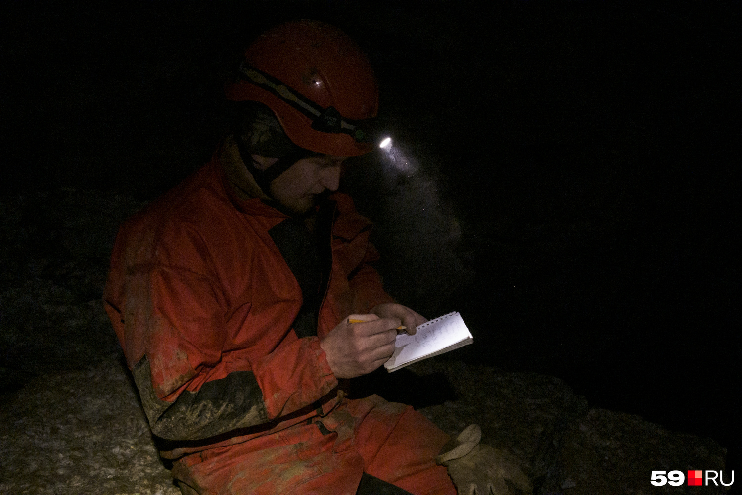 В гротах установлены термометры. При каждом походе в заповедную часть Алексей записывает температуру в разных частях пещеры. Это один из показателей, по которым ученые определяют состояние пещеры