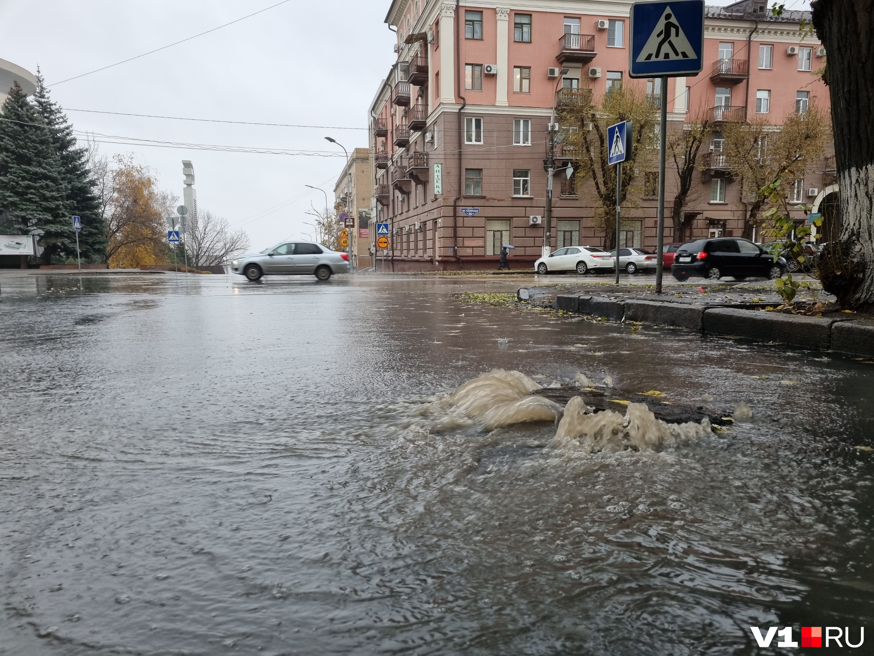 Грязно-бурые потоки заливают улицу Советскую и 13-ю Гвардейскую
