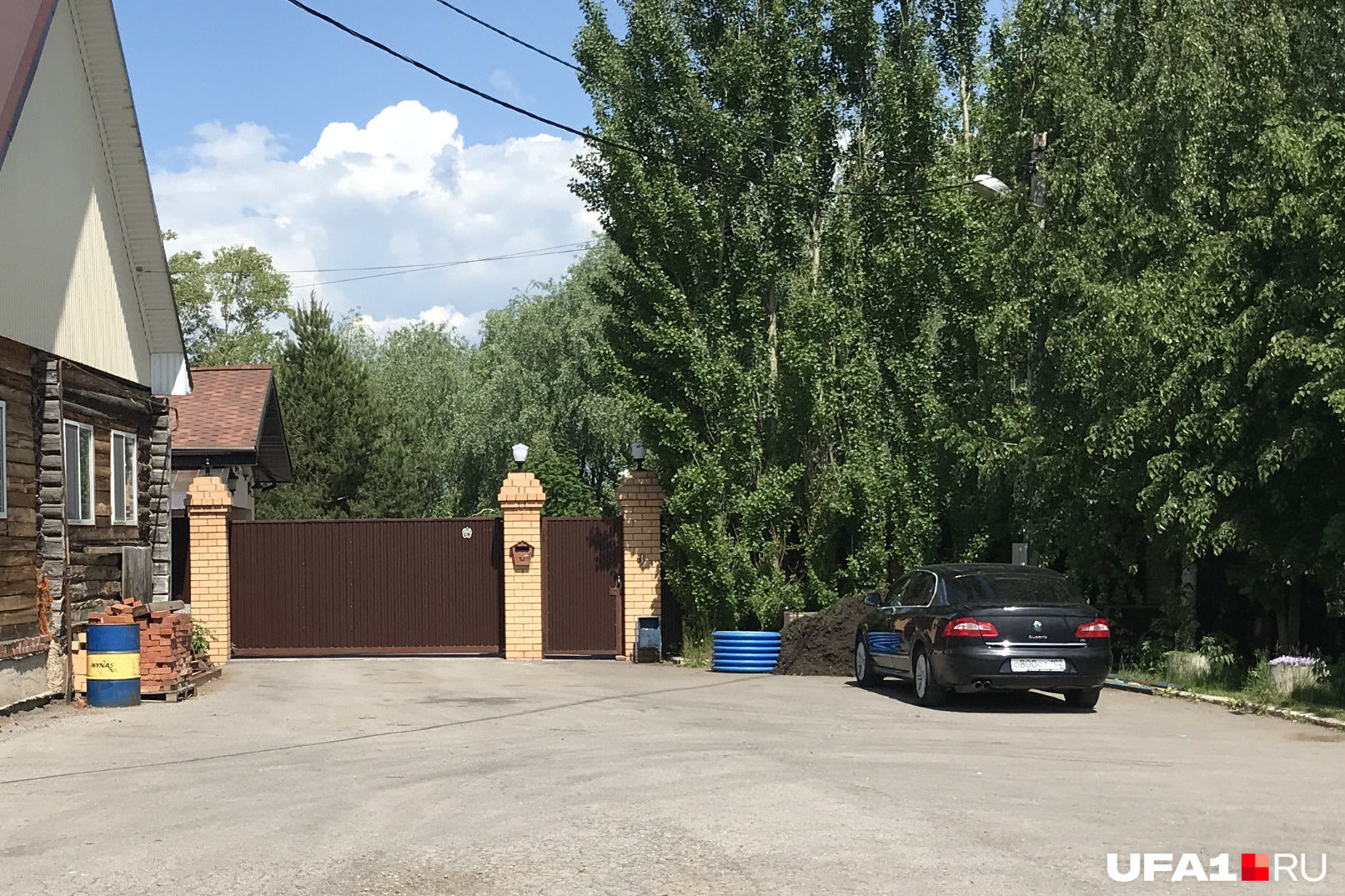 У дома Васильева припаркована Skoda, по документам оформленная на индустриальный парк «ПромЦентр»