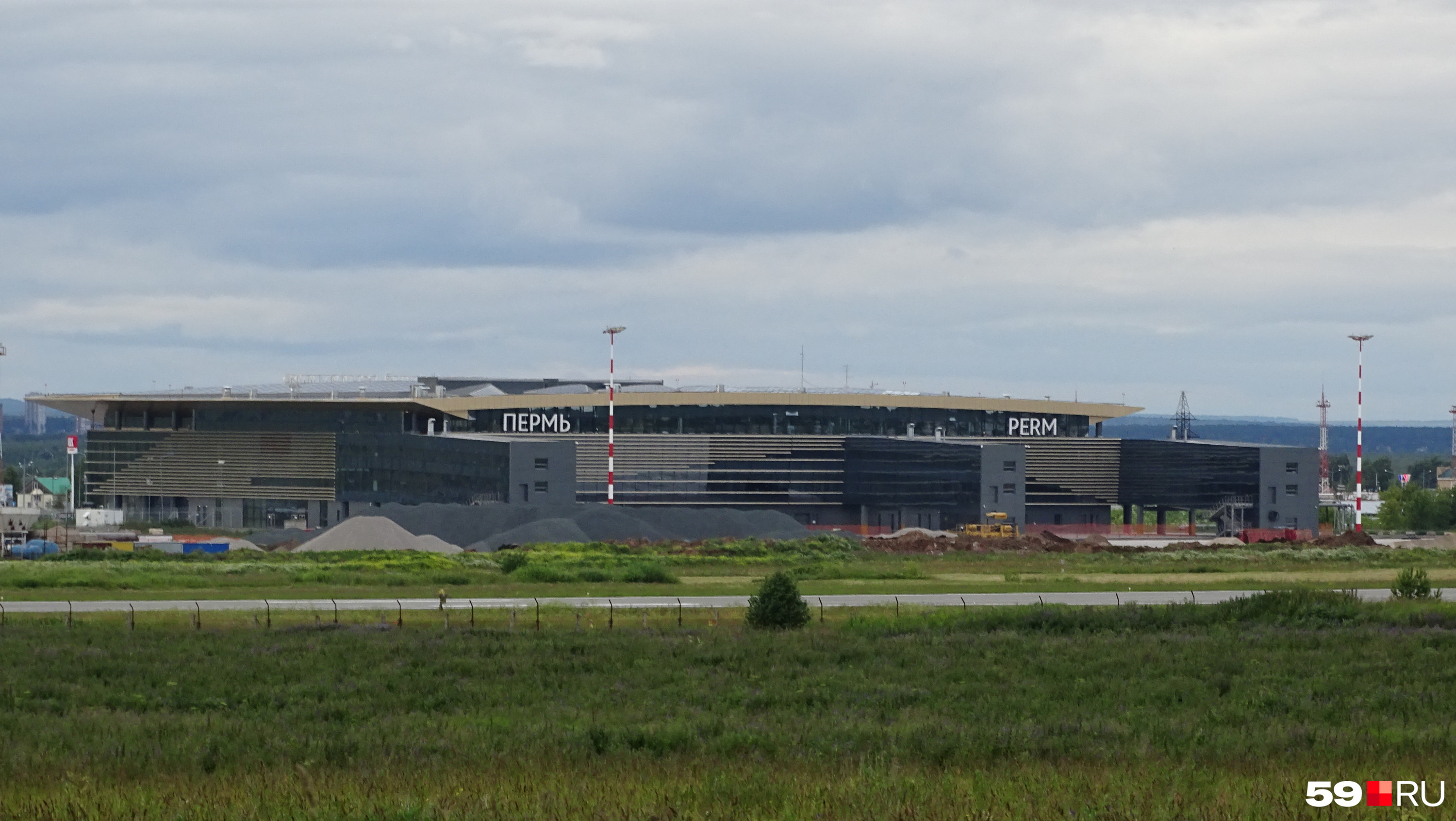 Горы строительных материалов возле перрона аэропорта в разгар реконструкции летом 2020 года было видно за несколько километров
