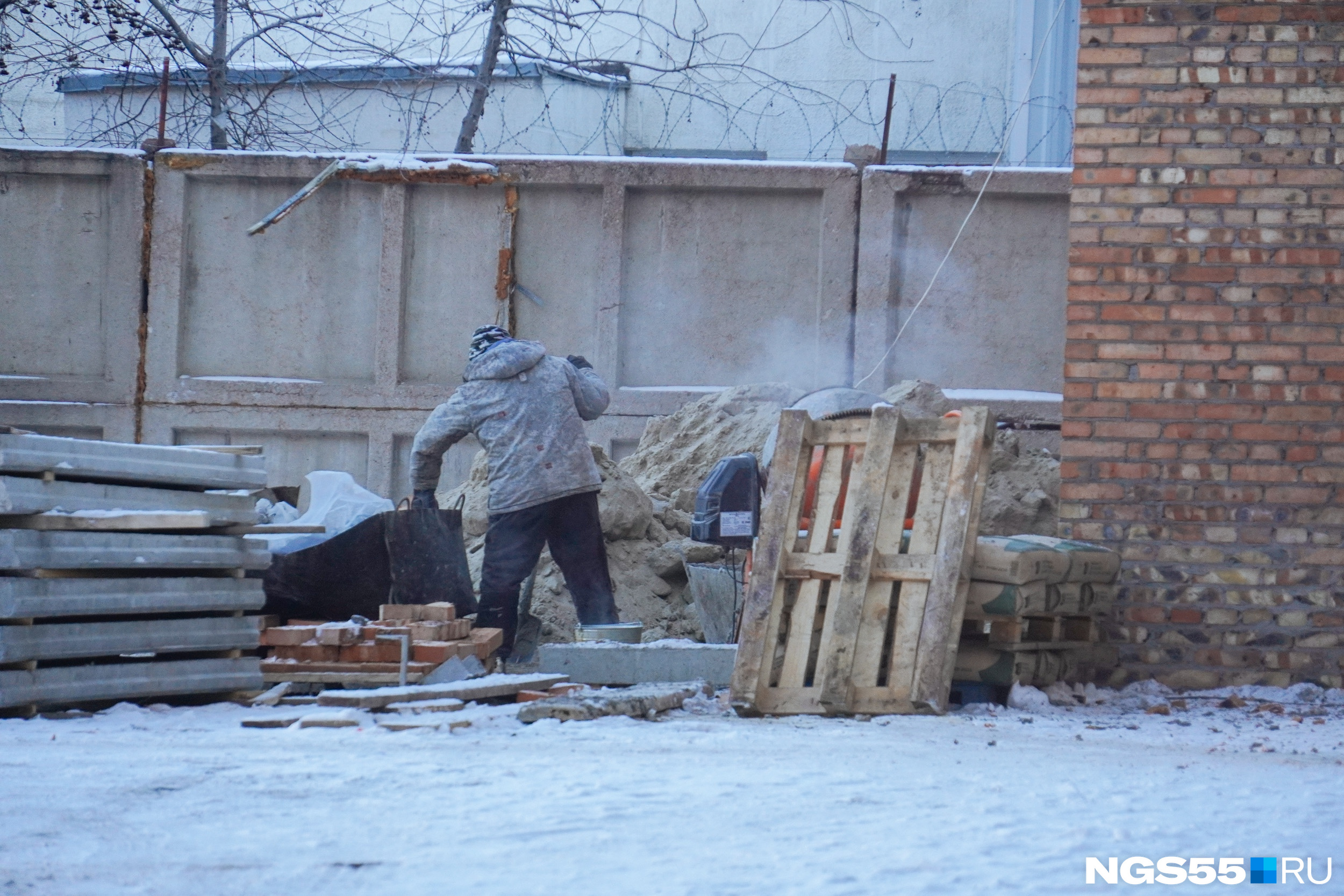 Сейчас на территории будущего магазина лежит строительный мусор Сейчас на территории будущего магазина лежит строительный мусор