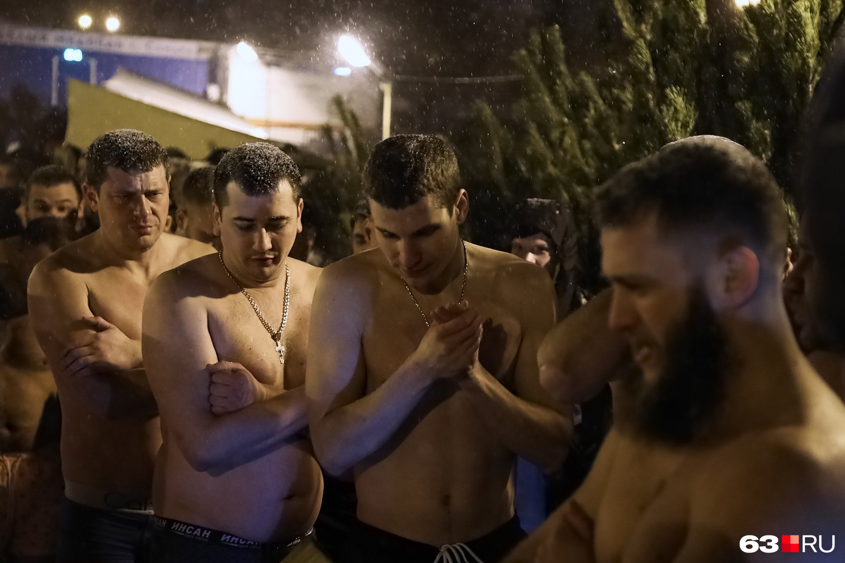 Братья купаются голыми