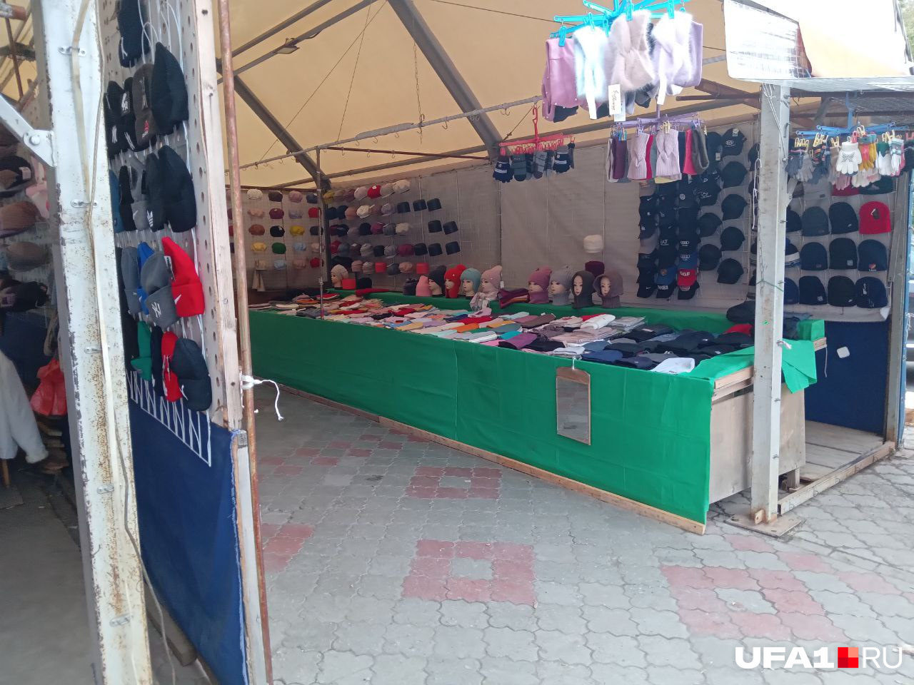 В ассортименте есть шапки, перчатки В ассортименте есть шапки, перчатки