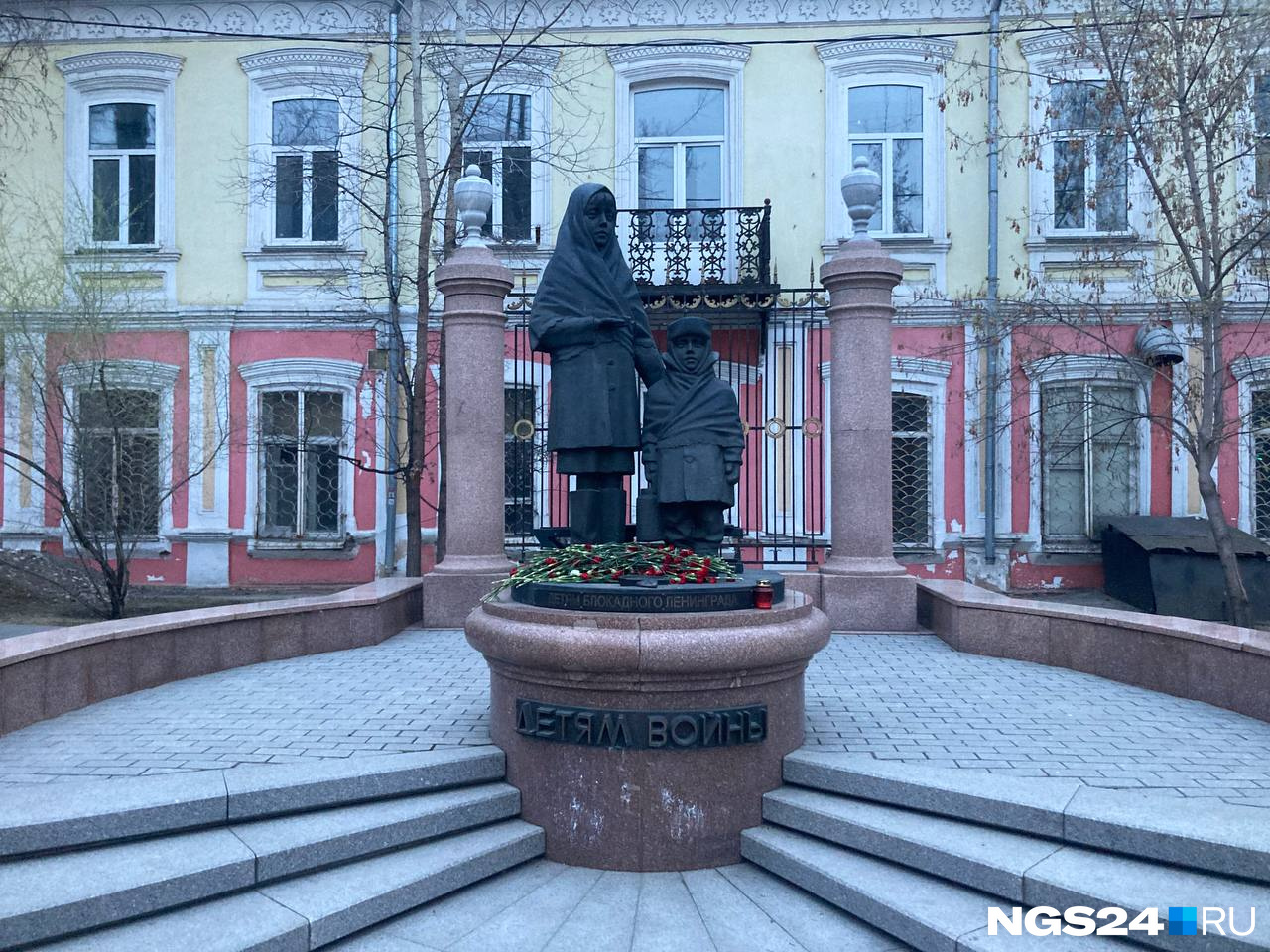 Памятник открыли в 2005 году Памятник открыли в 2005 году