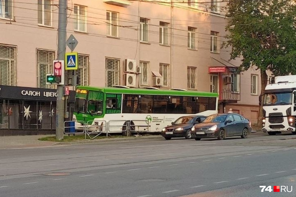 Автобус выехал на тротуар. Челябинский автобус. Автобус изнутри. Автобус 1 Челябинск. Автовокзал восточные ворота Челябинск.