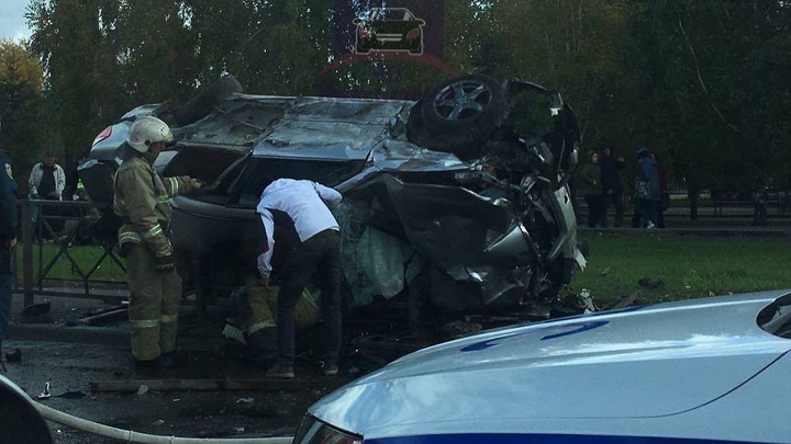 Двое водителей пострадали в ДТП на Металлургов. «Тойоту» выбросило на забор