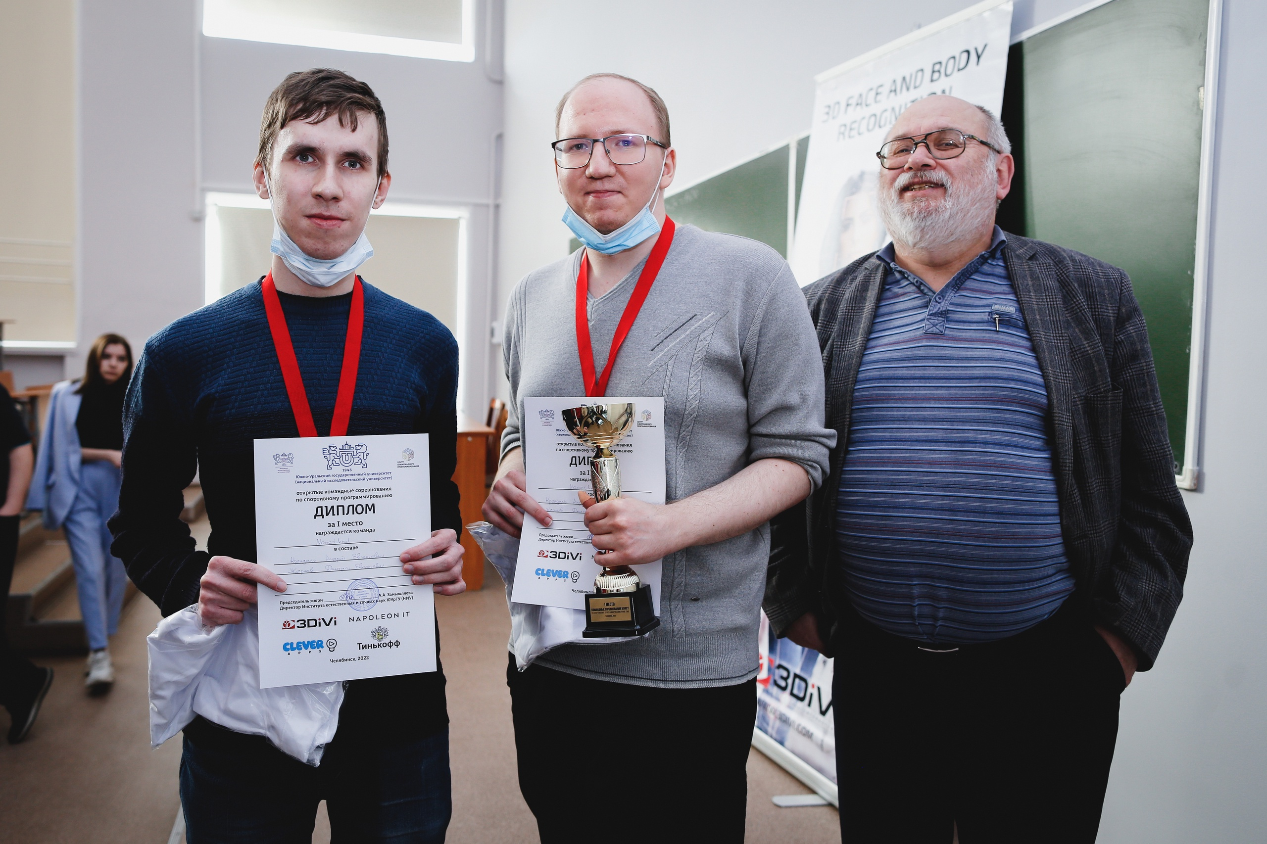 Дмитрий (слева) на командных соревнованиях по спортивному программированию Prime Time