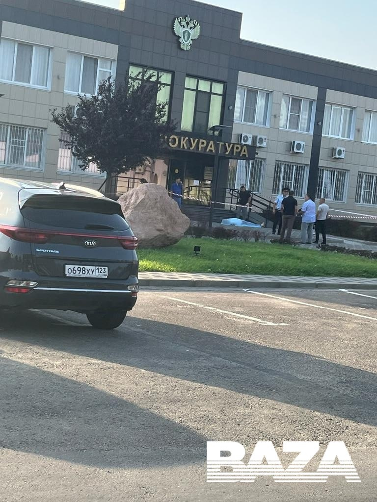 Следственные действия прямо на ступеньках прокуратуры Следственные действия прямо на ступеньках прокуратуры