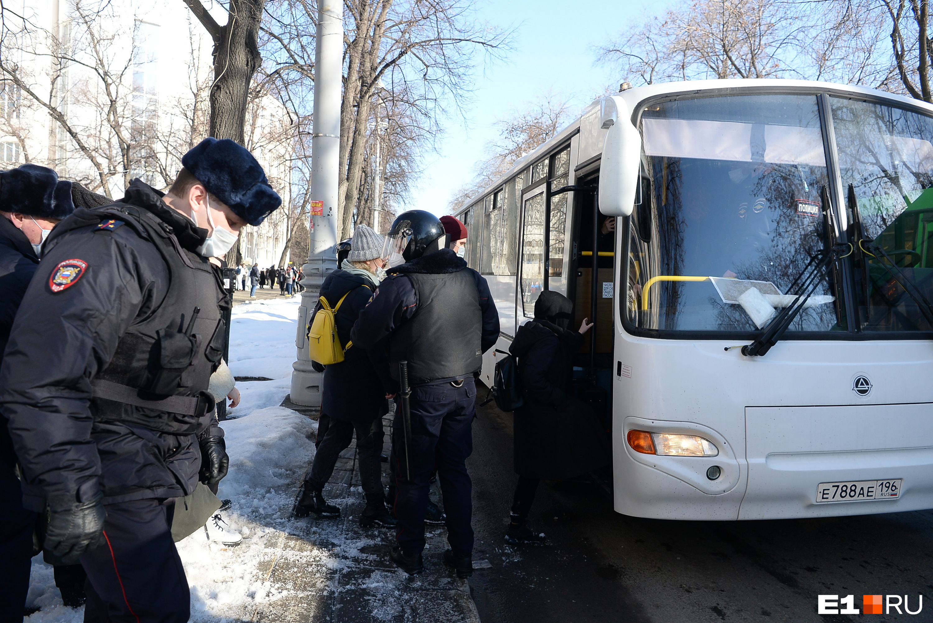 Каналы новости екатеринбурга. Автобус "полиция". Задержание в Екатеринбурге. Человек рядом с автобусом. Полицейский патруль автобус.