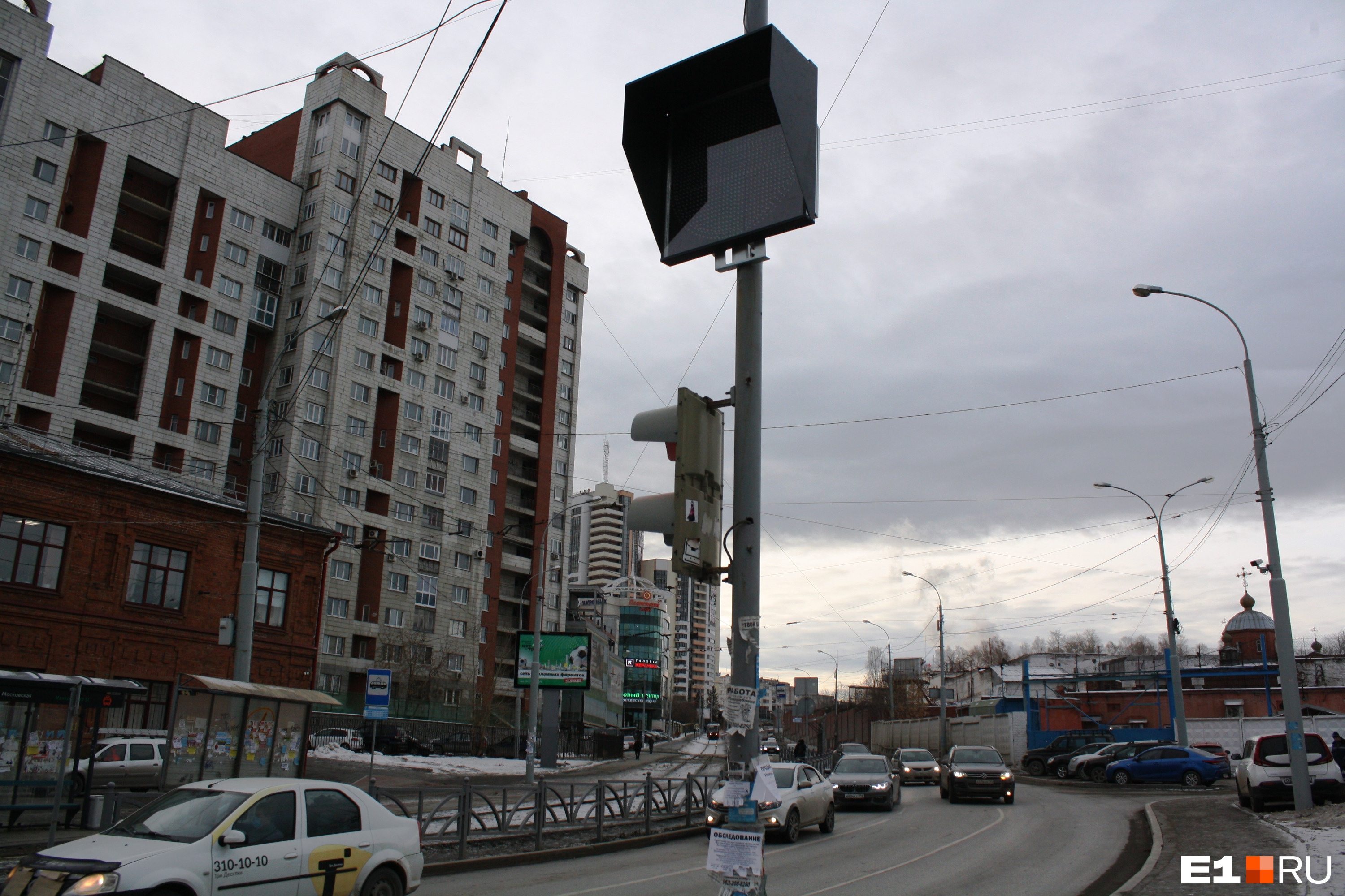На этом табло будет изображен знак «Въезд запрещен», чтобы водители не поворачивали на Радищева в направлении Гурзуфской