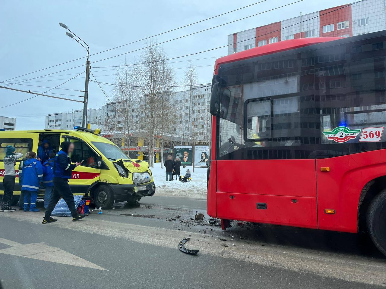 Пациентка погибла в столкновении скорой с автобусом по дороге в больницу в Казани