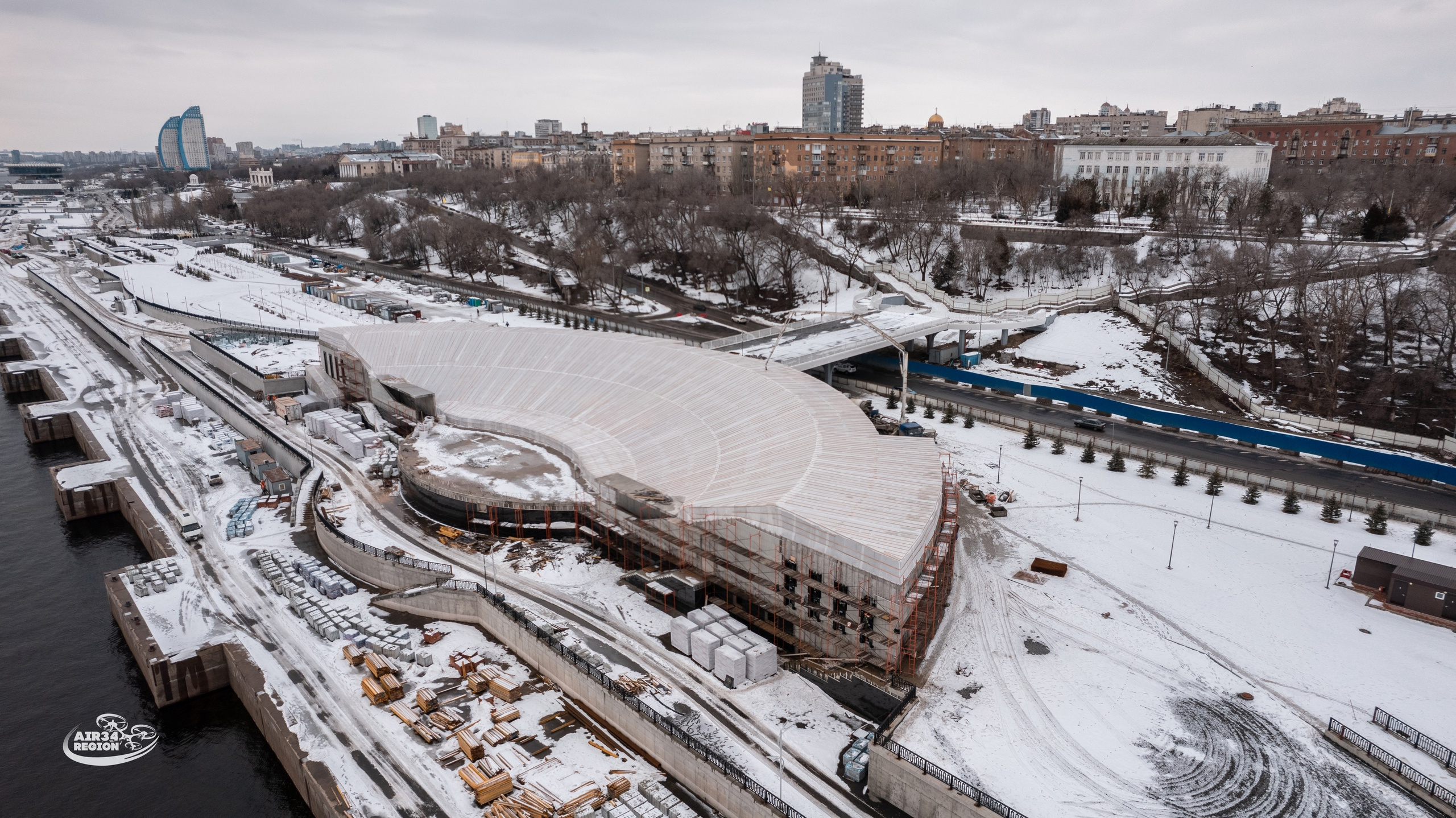 Волгоград 2022. Амфитеатр Волгоград набережная. Амфитеатр Волгоград набережная 2022. Баркасер амфитеатр набережная Волгоград. Нижняя терраса амфитеатр Волгоград.