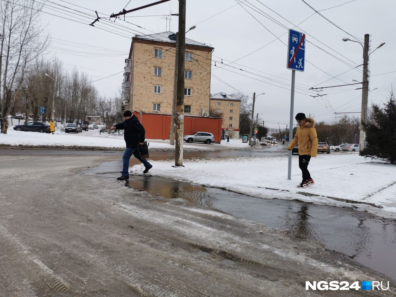Пешеходам тоже сложно пройти, не намочив ноги Пешеходам тоже сложно пройти, не намочив ноги