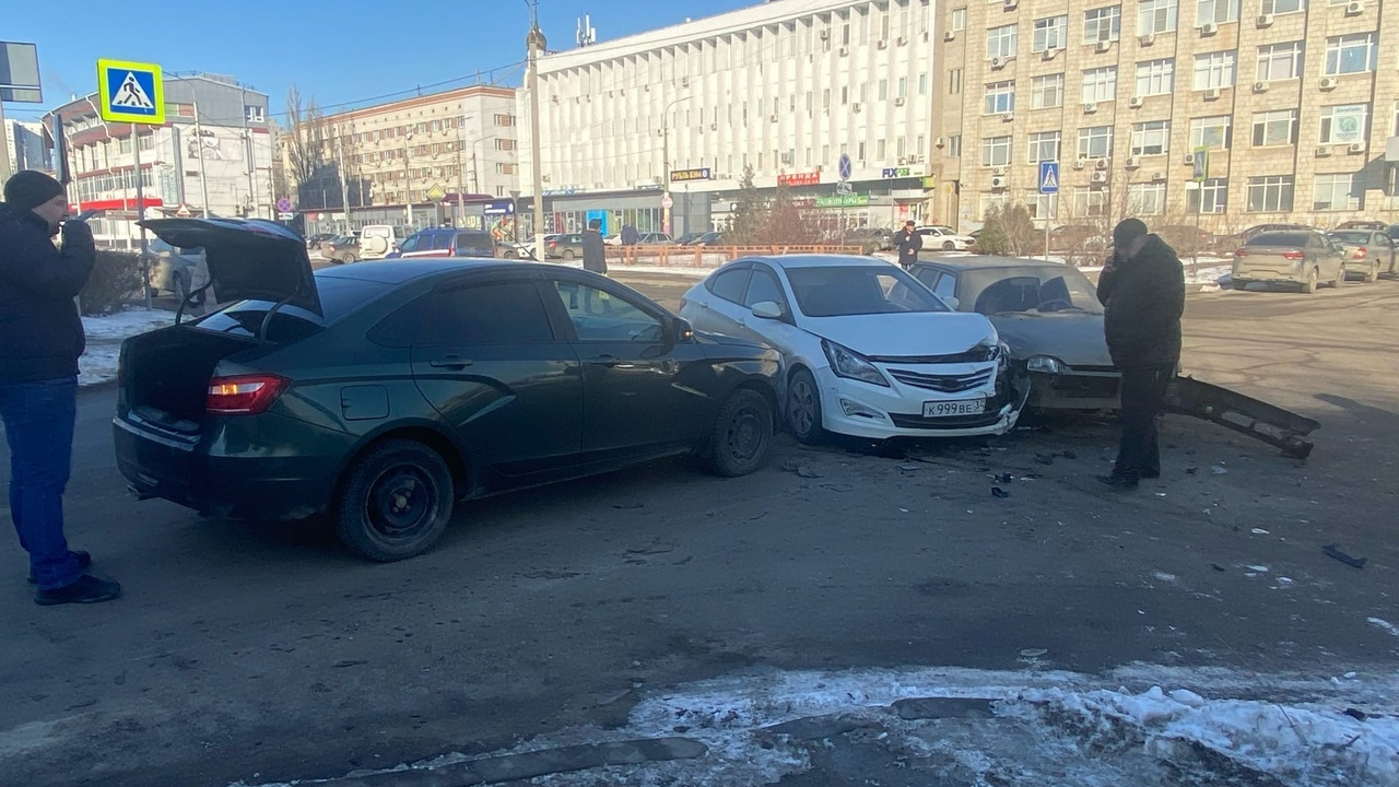 Перекрыли дорогу к правосудию: столкновение трех машин сковало движение в центре Волгограда
