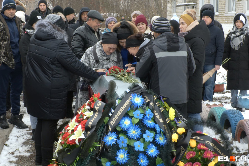 Прощание с сыном. Простились с погибшим на Украине. Похороны военнослужащего. Похороны детей погибших.