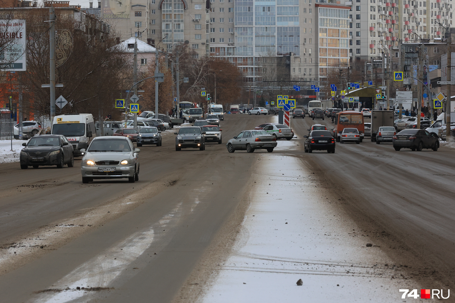 Улица Дзержинского вся в грязи, вплоть до улицы Гагарина