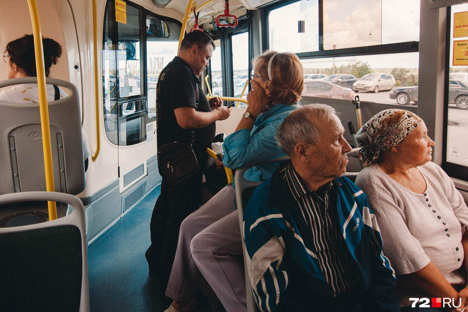 Включи 3 автобуса. Салон автобуса с людьми. Фото в автобусе днем. Дачный автобус. Скоростной городской транспорт.