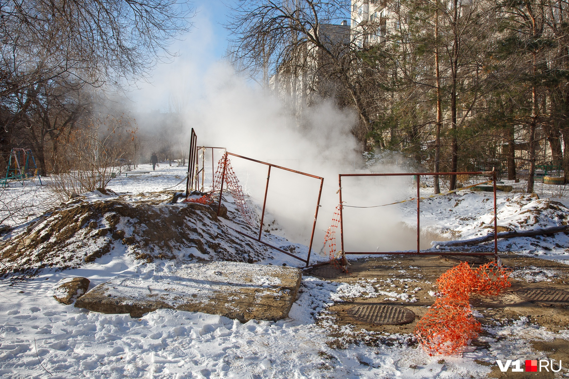 Некоторые ямы уже огородили Некоторые ямы уже огородили