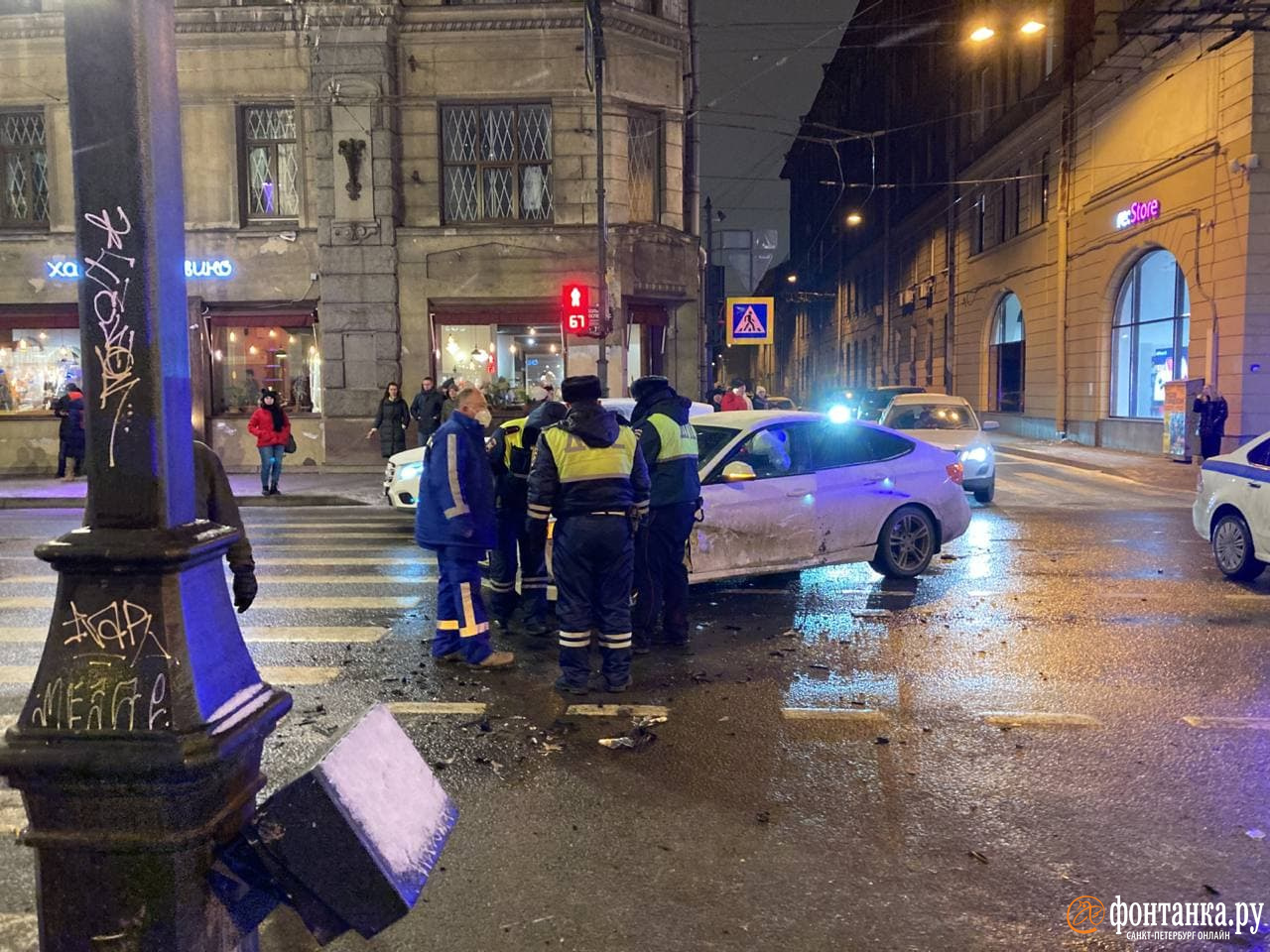 Аварийная петроградского. Полицейские автомобили на Майдане. Машина на Петроградской. Авария в Питере Полицейская машина днем. Клоуны на Петроградской стороне.