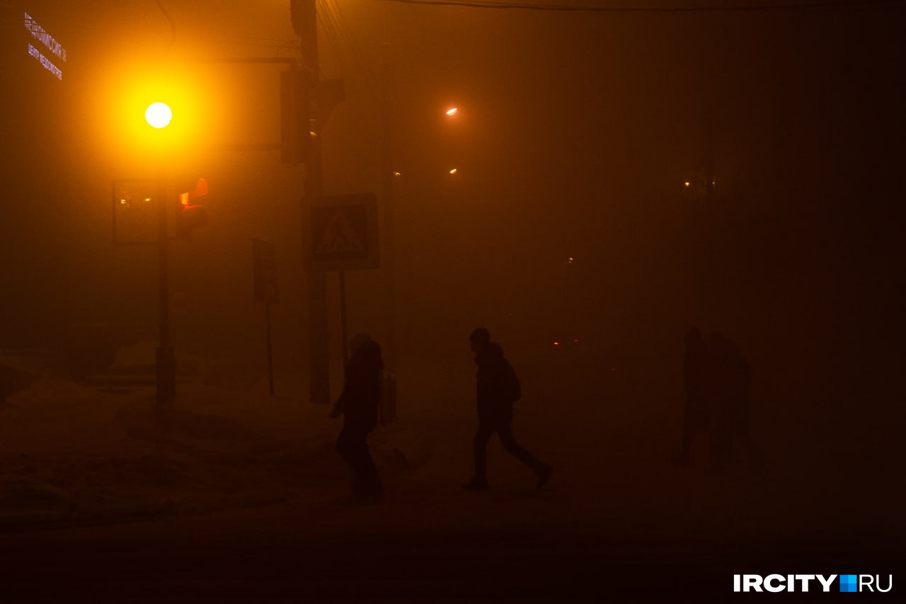 Видимость на улицах — в пределах нескольких метров Видимость на улицах — в пределах нескольких метров