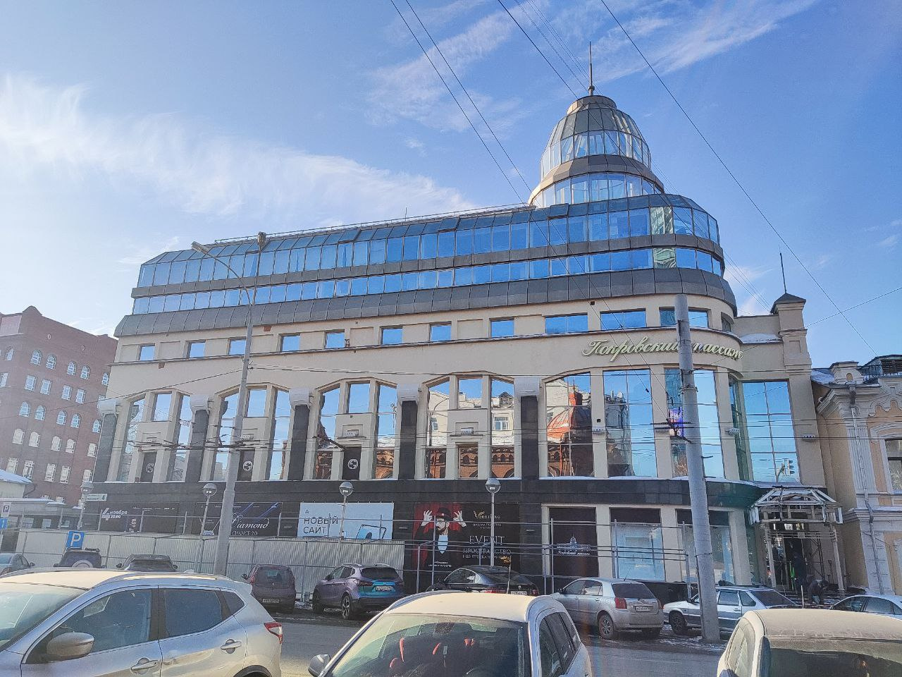 В Екатеринбурге начали разбирать вход в ТЦ с элитными бутиками и ресторанами