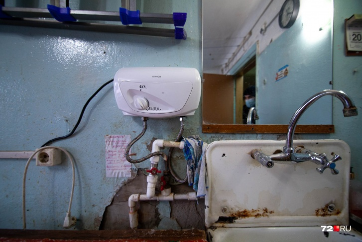 Оставшись без горячей воды, жильцам пришлось пользоваться водоподогревателями, которые устанавливали на общих кухнях