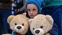 «Папа вроде бы умер, а мама — не знаю». История семьи, которая приняла сразу 5 детей-сирот из Луганска