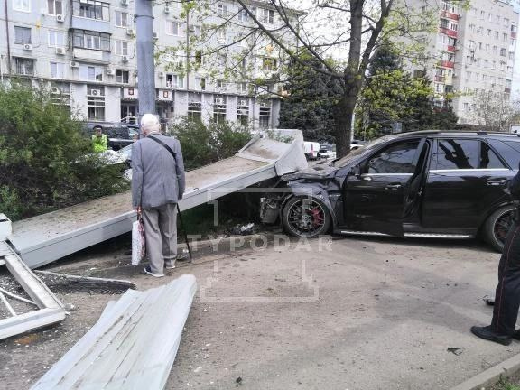 Автомобиль снес рекламный щит Автомобиль снес рекламный щит